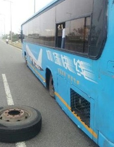青島機(jī)場巴士行駛中車軸斷裂 后輪脫落
