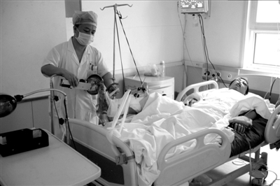 因救下自殺者而下肢重傷的李博亞在重癥監(jiān)護室內(nèi)接受救治。本報記者歐陽曉菲攝