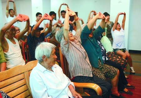 鐵山坪,大學(xué)生唱起《拍手歌》,帶著養(yǎng)老院的老人一起活動(dòng)筋骨。 記者 蔣雨龍 攝