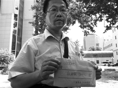 小傳旺舅爺拿到當?shù)貦z察院5000元捐款。此前，小傳旺被人用充氣泵從肛門充氣造成重傷，進京治療。新京報記者 李寧 攝