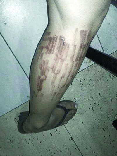 當(dāng)事人在這家美容院前接受采訪。