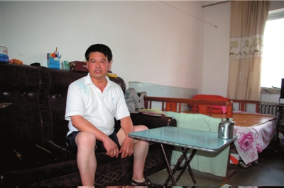 兒子被殺后，董恩悌一家搬出村子，在一個臨時地點(diǎn)蝸居了11年。