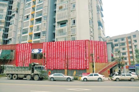 多家政府部門“躺著也中槍”。（條幅圖片來自論壇網(wǎng)友）