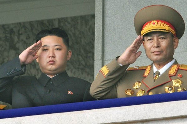 朝鮮人民軍總參謀長(zhǎng)李英浩15日被免去一切職務(wù)。圖為金正恩左與李英浩合影的資料圖片。