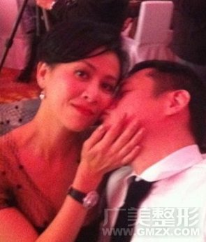 劉嘉玲露出惹火上圍，被張叔平趴在肩膀上膩歪，還被其親吻臉頰