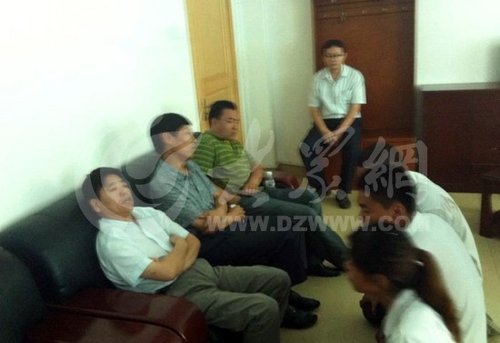 在壽光市人民醫(yī)院接待室，3名死者家屬向院方人員下跪，院方人員表情漠然。