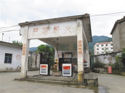 重慶涪陵一家遠(yuǎn)離城區(qū)的民營加油站。涪陵石油成品油協(xié)會介紹，民營加油站多被擠出城區(qū)，目前城區(qū)只有兩家是民營。新京報(bào)首席記者楊萬國 攝