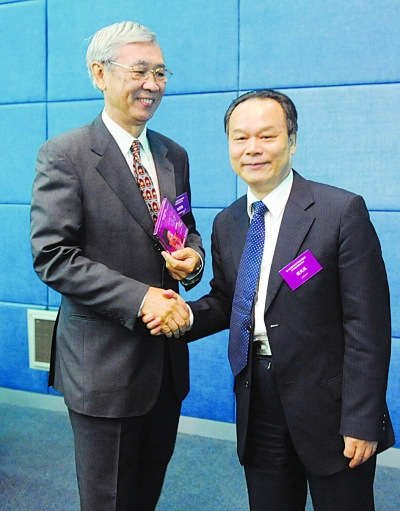 北大校長周其鳳（右）向香港城市大學(xué)前校長贈送自己作詞光碟。