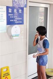 青島前海公廁免費(fèi)紙漸無浪費(fèi) 每天每座僅耗3盤