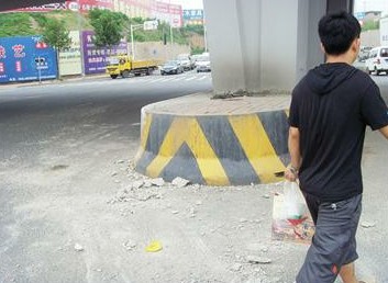 青島市民張先生昨天上午駕車行駛到長沙路立交橋下時，兩塊長5米、寬1米的水泥石板竟從立交橋上飛下