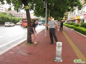 兄妹吵架哥哥當(dāng)街將其捆到樹(shù)上 五花大綁似SM