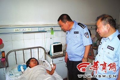 昨日，三原縣公安局局長赫虎中探望受害“的姐”