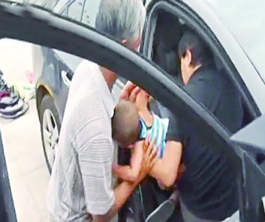 青島2歲幼童高溫下被鎖車內(nèi) 高達41.5℃救出時昏迷