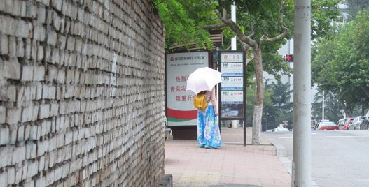 青島撫順路驚現墻危危 緊挨公交站一推就晃