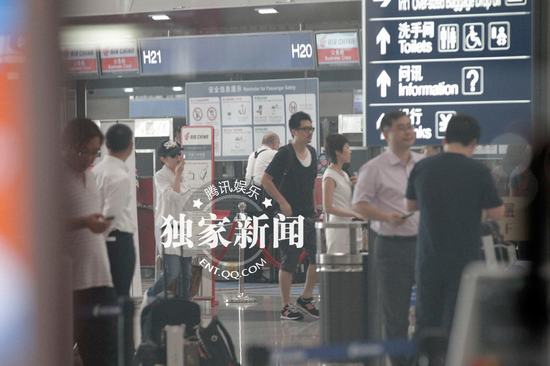 劉若英鐘小江公開(kāi)牽手秀恩愛(ài)