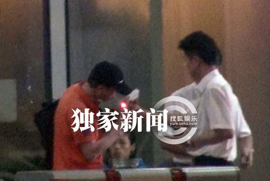 馮小剛徐帆攜繼女度假歸來(lái)