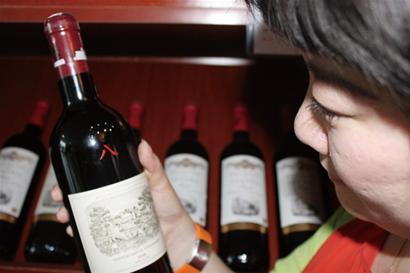 舌尖上的品酒師:品酒還要嘗刷瓶水 靠賣酒賺錢