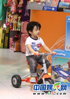 張柏芝長(zhǎng)子辦派對(duì)慶5歲生日