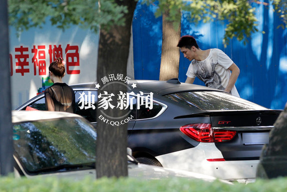 曝中國男籃驕子孫悅?cè)赘幻?兩人當街調(diào)情