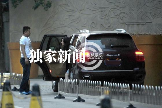 劉亦菲駕豪車獨(dú)自進(jìn)私人會所 優(yōu)雅脫俗顯熟女氣質(zhì)