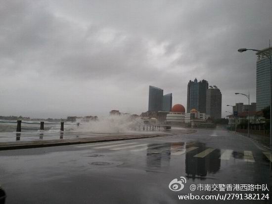 網(wǎng)友實拍臺風(fēng)達(dá)維影響下的青島