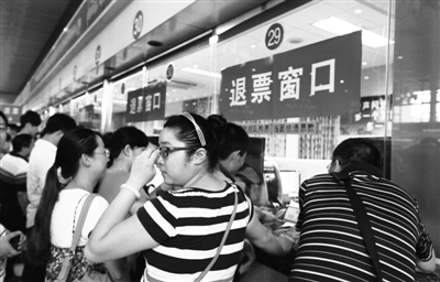 昨日，北京火車站售票大廳，很多旅客退票。 實習生 王飛 攝