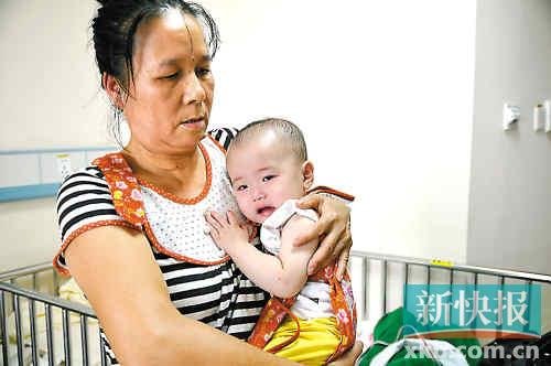 被掛錯藥的女嬰似乎受到了驚嚇。