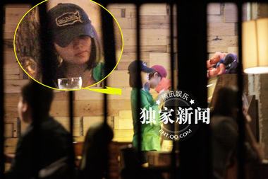 李湘攜女低調(diào)就餐 搶吃女兒冰淇淋減肥前景堪憂(yōu)