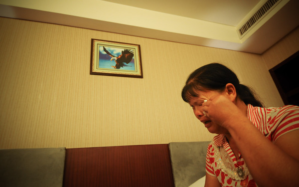 8月7日，“被自殺”當(dāng)事人周蘭蘭在鏡頭前傾訴自己的無奈。