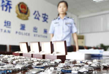 價(jià)值十萬名表僅賣千元 假冒名表專家難辨真?zhèn)? align=