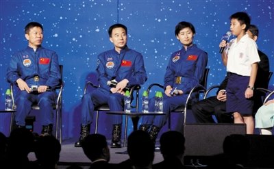 昨日，香港會議展覽中心，航天員景海鵬（左二）、劉旺（左一）、劉洋（左三）等與香港學(xué)生代表對話。新華社記者 呂小煒 攝