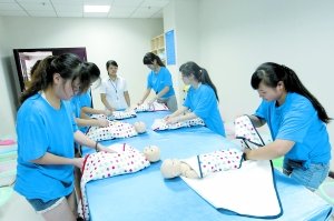 昨日，學(xué)生們正在進(jìn)行給嬰兒穿衣服的訓(xùn)練。
