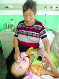 70歲老太撿破爛養(yǎng)棄兒10年 賣(mài)光糧食求醫(yī)