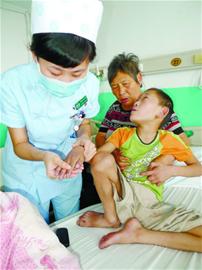 70歲老太撿破爛養(yǎng)棄兒10年 賣(mài)光糧食求醫(yī)