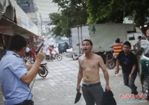 赤膊男子當(dāng)街提刀砍人 民警鳴槍奪刀 赤膊男子當(dāng)街提刀砍人 民警鳴槍奪刀