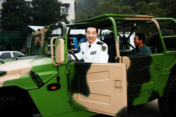 資料圖：張召忠現(xiàn)場(chǎng)乘坐解放軍“猛士”越野車(chē)。