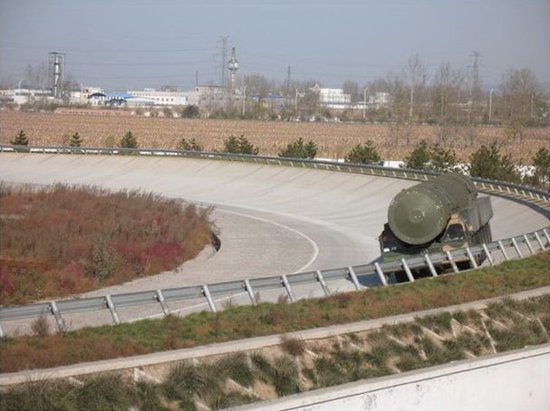 資料圖：解放軍某種未知型號的機(jī)動式導(dǎo)彈發(fā)射車試車，外界推測這就是DF-41洲際導(dǎo)彈系統(tǒng)使用的底盤