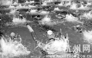 由于夏天游泳人數(shù)過多，有些游泳館限定進場人數(shù)。攝影 韓丹