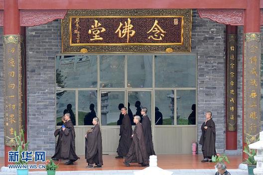 中國(guó)最大女子佛學(xué)院探秘 三點(diǎn)起床十點(diǎn)熄燈