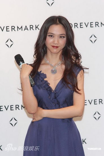 湯唯低胸裙露深V艷壓全場