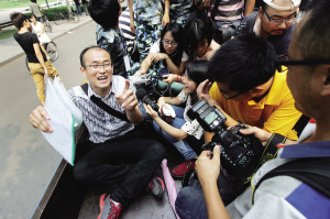 “保安哥”乘車去宿舍也被媒體包圍。