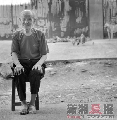 2012年6月28日,因?yàn)榍耙惶焖ち艘货?89歲的蔣梅初坐在凳子上讓記者為他拍照。