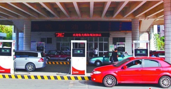 南京路一民營加油站油價有優(yōu)惠，不少車輛正在加油。