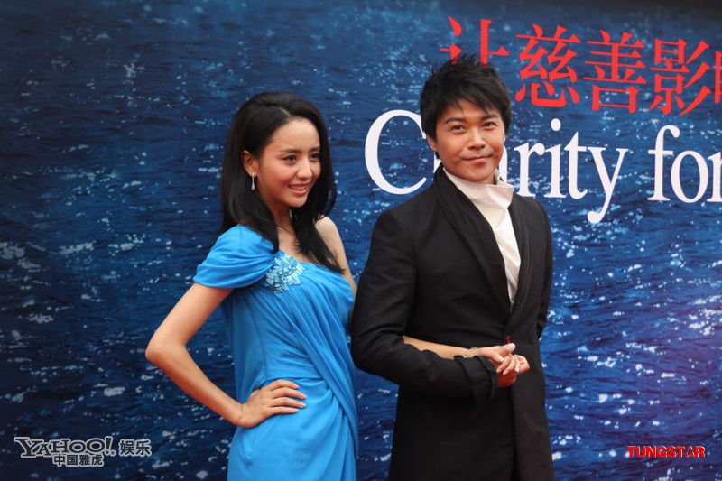 9月1日晚，芭莎明星慈善夜在北京798藝術(shù)中心舉行。李晨張馨予甜蜜牽手，戀情曝光后正式公開亮相。