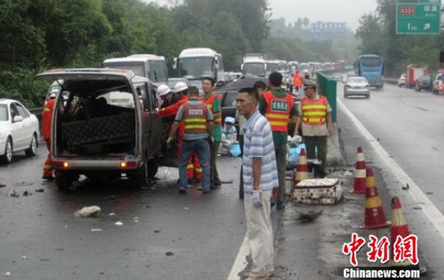一家7口送大學(xué)新生報到遇車禍 致5人死亡
