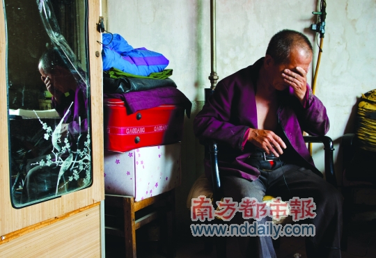 遇害城管中隊(duì)長申凱的父親說起兒子被夏俊峰刺死時十分悲傷。南都記者盧斌 攝