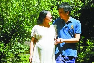 劉拯江陪著妻子吳云霞在小區(qū)里散步。
