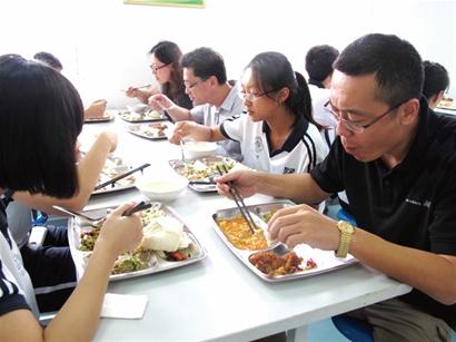 青島開學第一頓午飯:食堂葷素搭配 小飯桌紅燒肉紫菜湯誘人