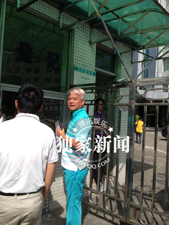 今日上午9點20分左右，陳百祥現(xiàn)身深圳市公安局經(jīng)濟犯罪偵查局