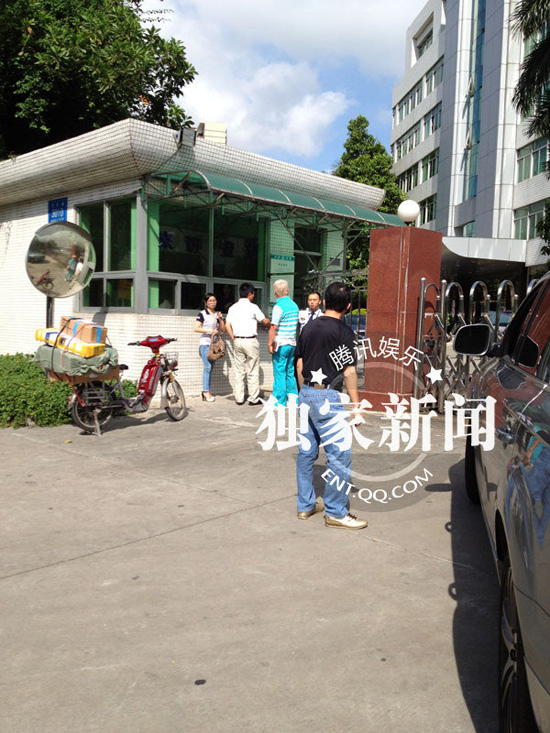 今日上午9點20分左右，陳百祥現(xiàn)身深圳市公安局經濟犯罪偵查局